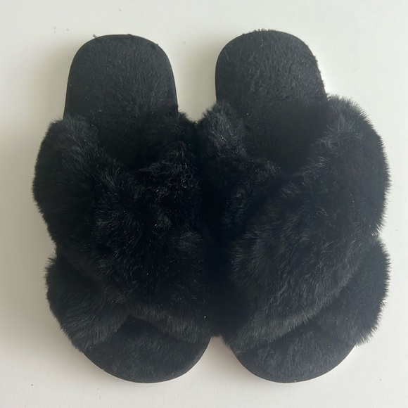 Women’s black faux fur slippers Used - Picture 1 of 2